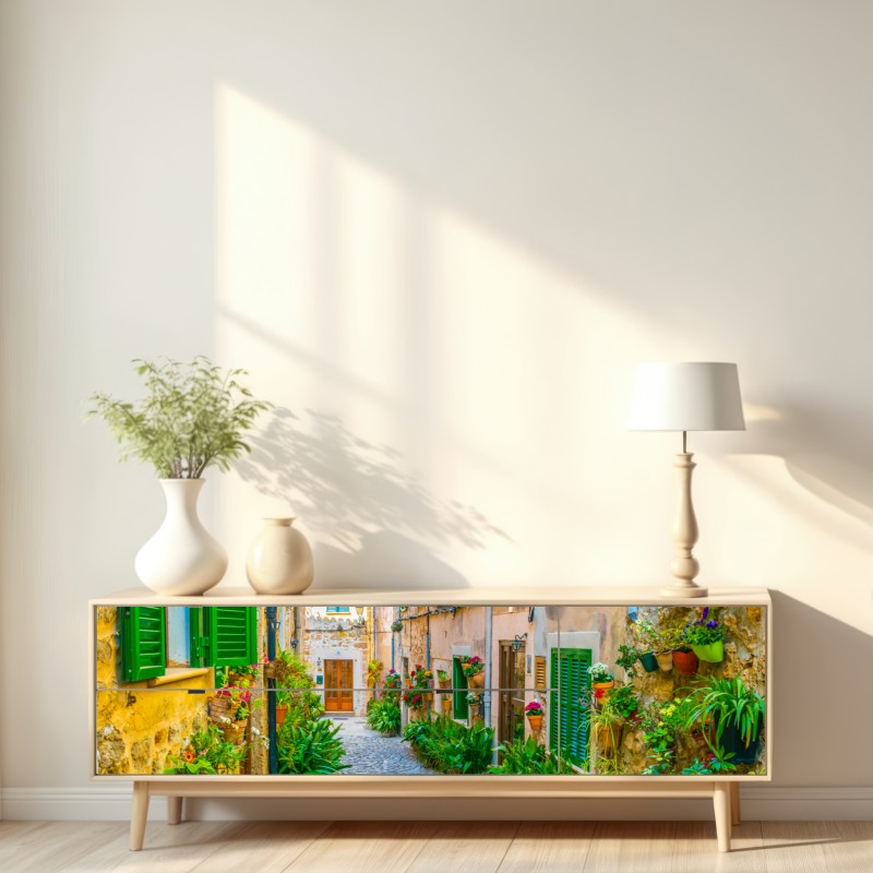 Repositionierbarer Aufkleber sonnige gasse mit grünen fensterläden – Wallnifity® Repositionierbarer Aufkleber sonnige gasse mit grünen fensterläden – Wallnifity®