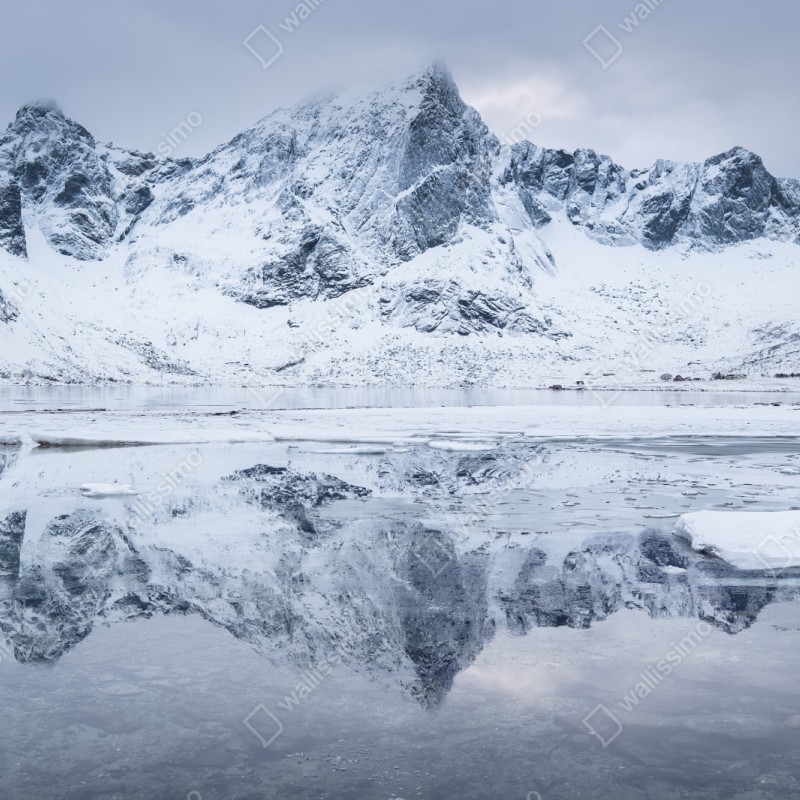 Repositionierbarer Aufkleber verschneite bergspiegelung in Norwegen – Wallnifity® Repositionierbarer Aufkleber verschneite bergspiegelung in Norwegen – Wallnifity®