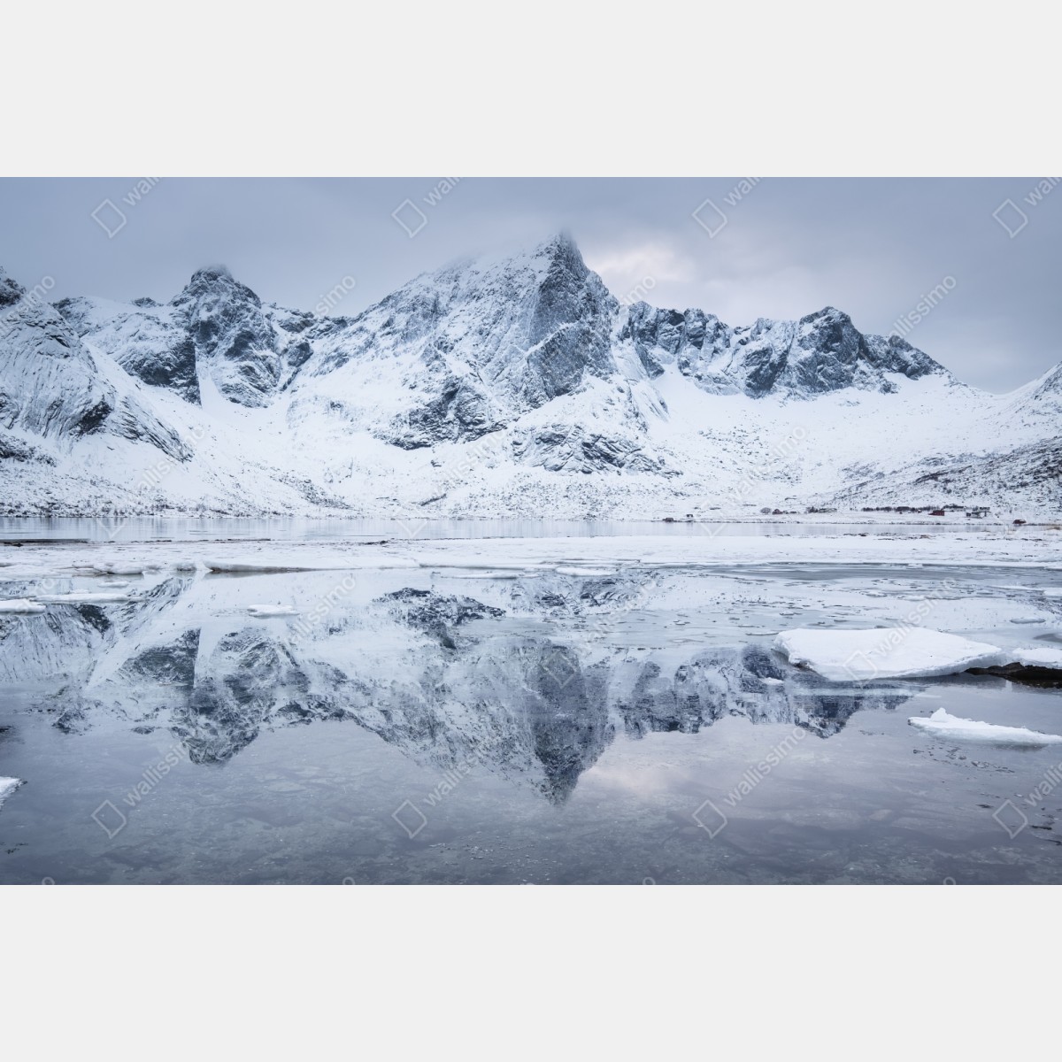 Repositionierbarer Aufkleber verschneite bergspiegelung in Norwegen – Wallnifity® Repositionierbarer Aufkleber verschneite bergspiegelung in Norwegen – Wallnifity®
