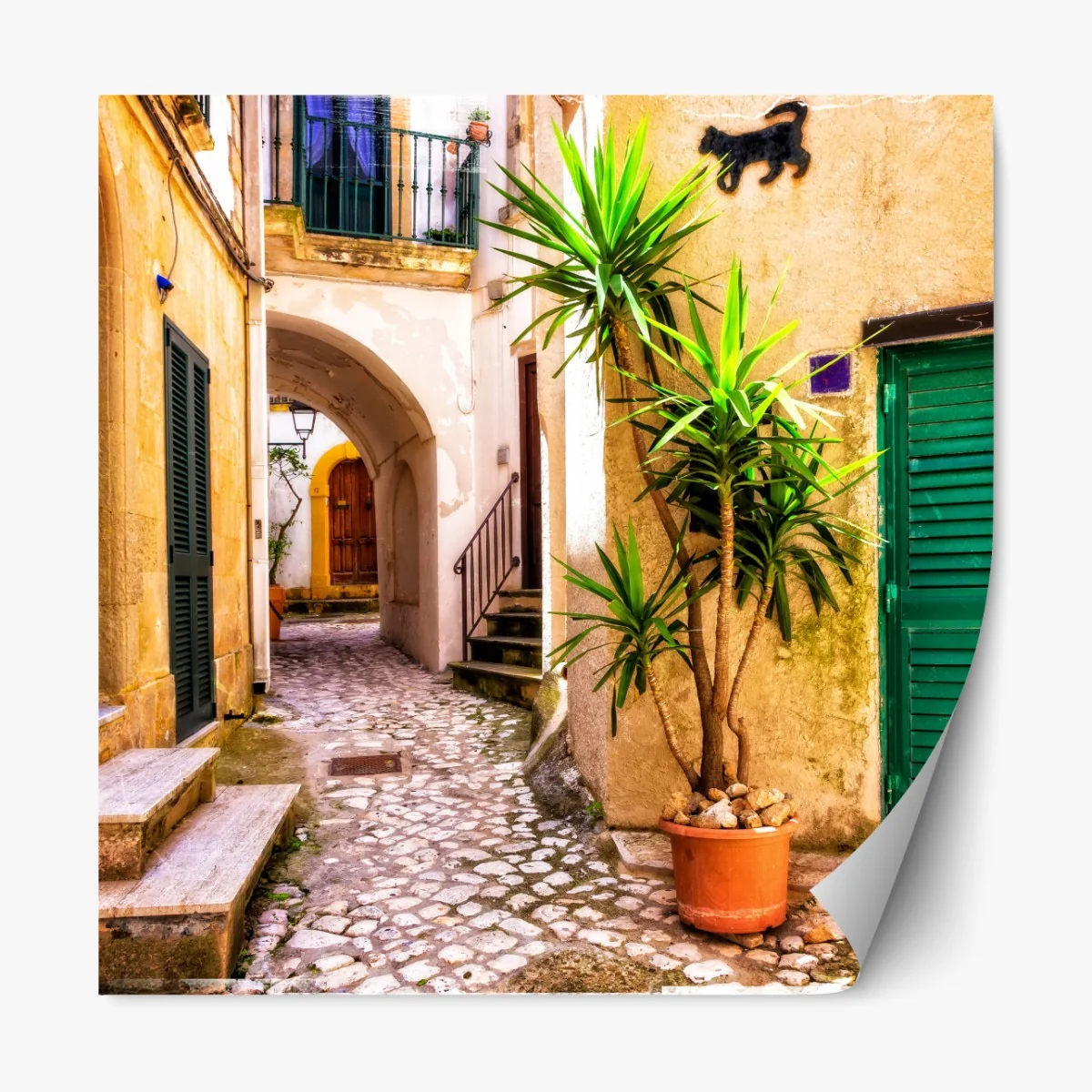 Repositionierbarer Aufkleber sonnige mediterrane gasse mit grünen jalousien – Wallnifity® Repositionierbarer Aufkleber sonnige mediterrane gasse mit grünen jalousien – Wallnifity®