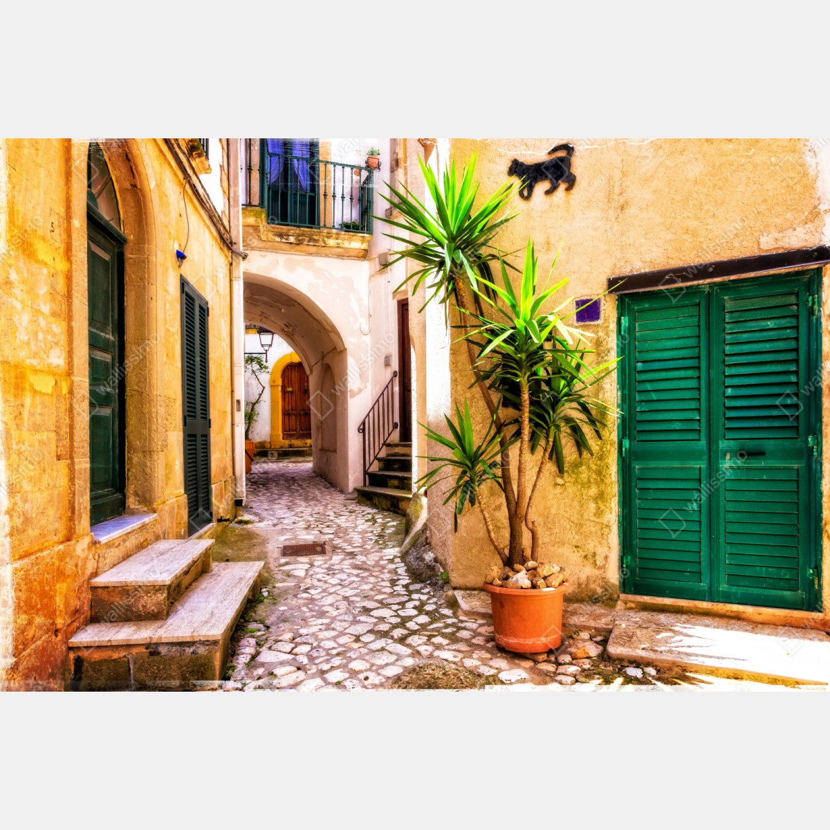 Repositionierbarer Aufkleber sonnige mediterrane gasse mit grünen jalousien – Wallnifity® Repositionierbarer Aufkleber sonnige mediterrane gasse mit grünen jalousien – Wallnifity®