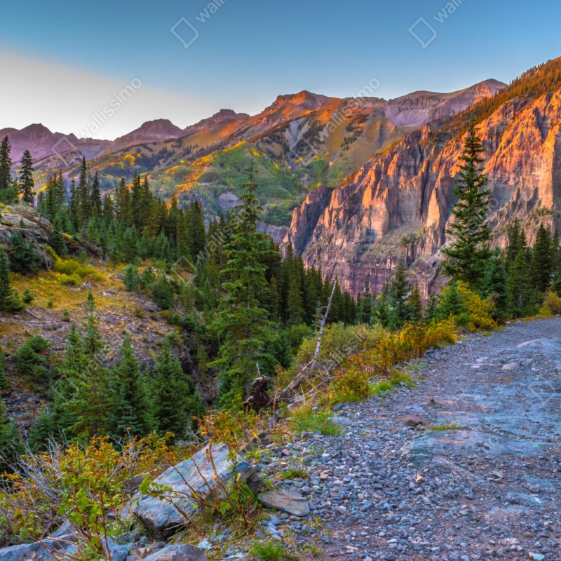 Repositionierbarer Aufkleber alpiner wanderweg im sonnenuntergang – Wallnifity® Repositionierbarer Aufkleber alpiner wanderweg im sonnenuntergang – Wallnifity®