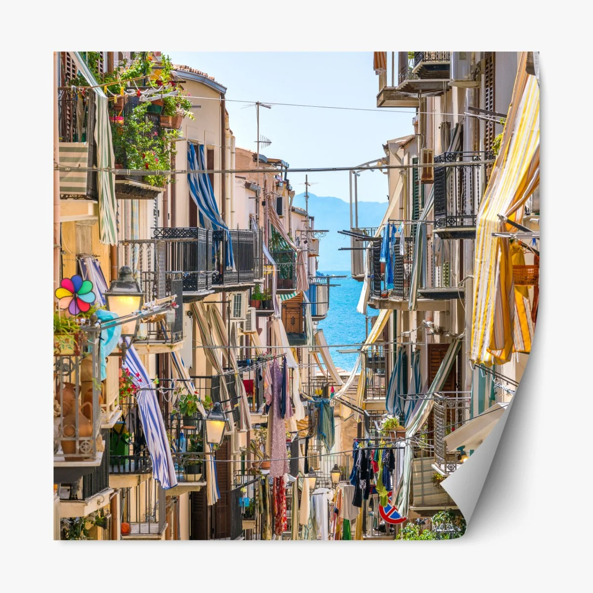 Repositionierbarer Aufkleber sonnige gasse mit meerblick und balkonen – Wallnifity® Repositionierbarer Aufkleber sonnige gasse mit meerblick und balkonen – Wallnifity®