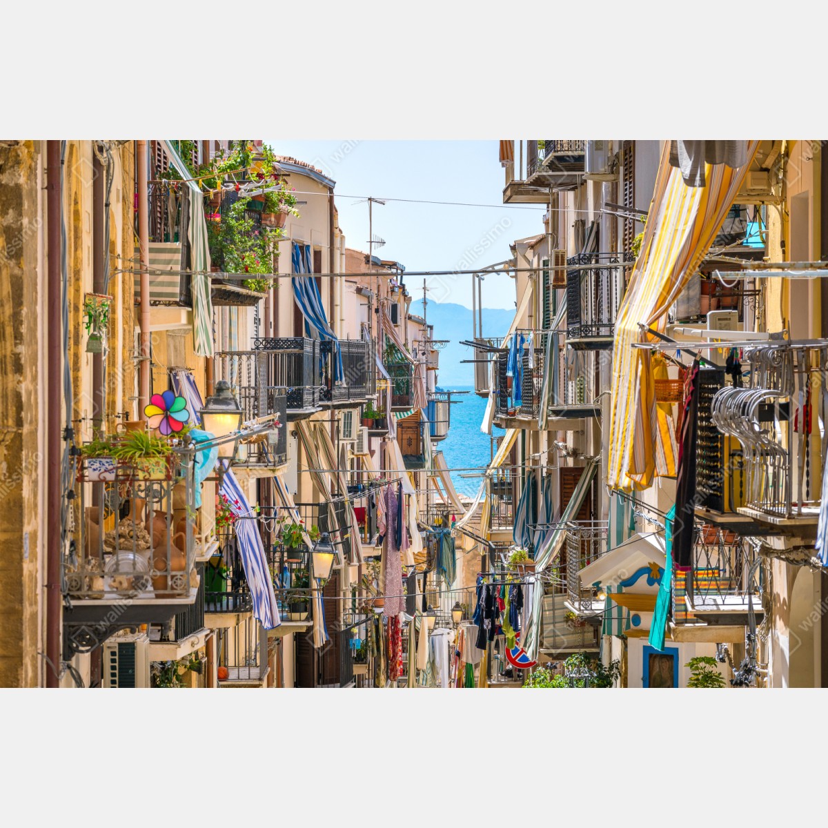 Repositionierbarer Aufkleber sonnige gasse mit meerblick und balkonen – Wallnifity® Repositionierbarer Aufkleber sonnige gasse mit meerblick und balkonen – Wallnifity®