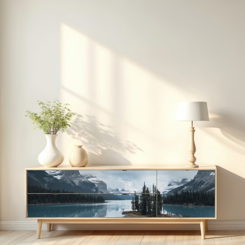 Repositionierbarer Aufkleber ruhiger alpensee mit insel und kajak – Wallnifity® Repositionierbarer Aufkleber ruhiger alpensee mit insel und kajak – Wallnifity®
