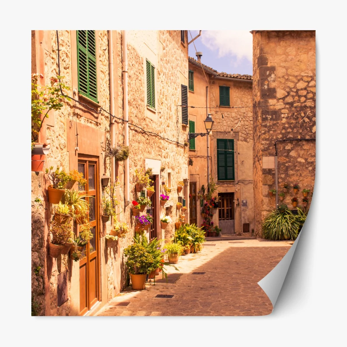 Repositionierbarer Aufkleber sonnige mediterrane gasse mit blumentöpfen – Wallnifity® Repositionierbarer Aufkleber sonnige mediterrane gasse mit blumentöpfen – Wallnifity®