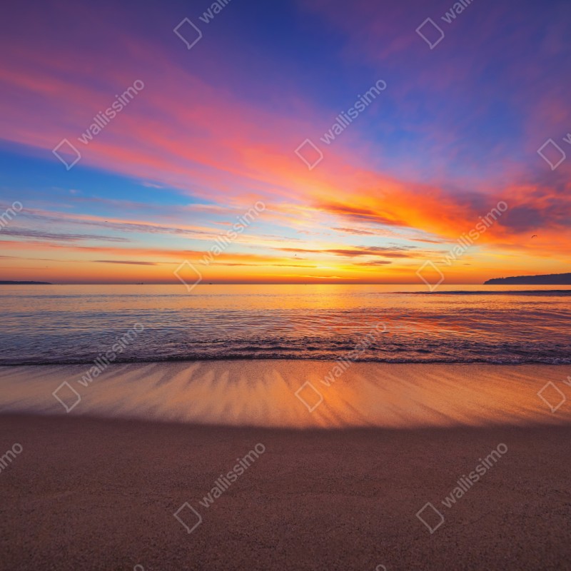 Repositionierbarer Aufkleber lebendiger sonnenaufgang über einem ruhigen strand – Wallnifity® Repositionierbarer Aufkleber lebendiger sonnenaufgang über einem ruhigen strand – Wallnifity®