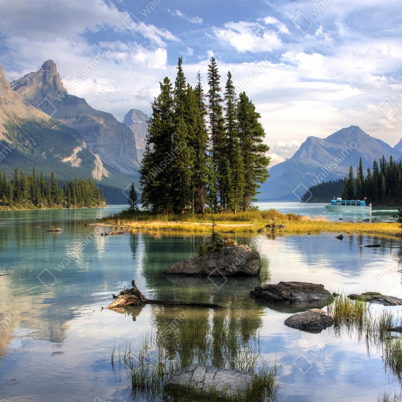 Repositionierbarer Aufkleber ruhiger alpensee mit insel und bergen – Wallnifity® Repositionierbarer Aufkleber ruhiger alpensee mit insel und bergen – Wallnifity®