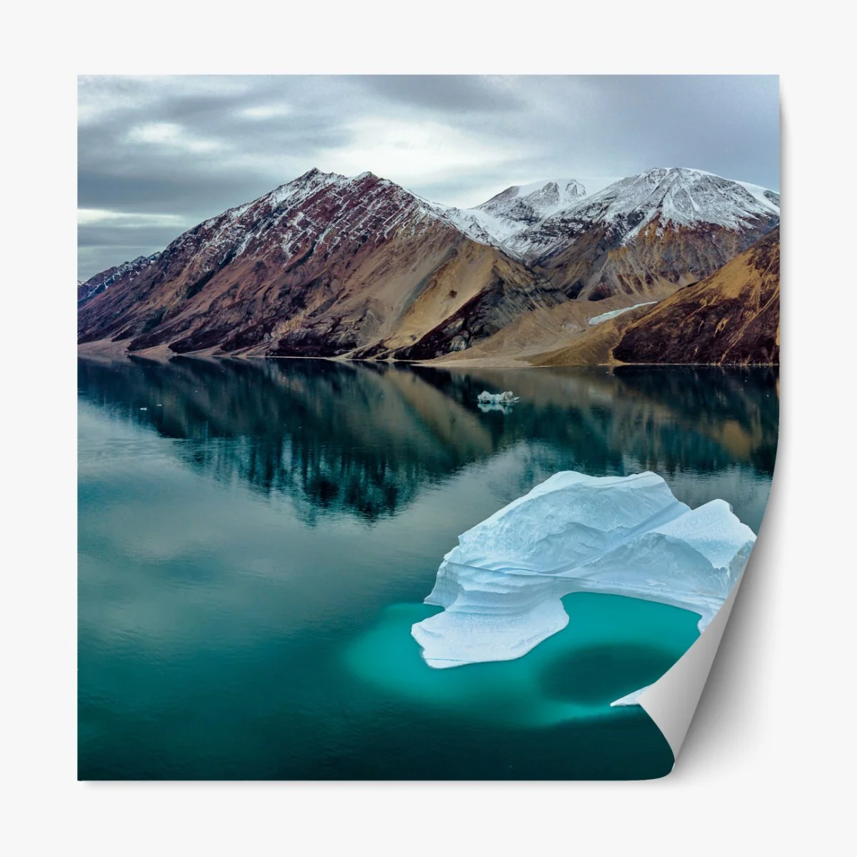 Repositionierbarer Aufkleber eisberg und bergreflexionen in türkisfarbenem wasser – Wallnifity® Repositionierbarer Aufkleber eisberg und bergreflexionen in türkisfarbenem wasser – Wallnifity®