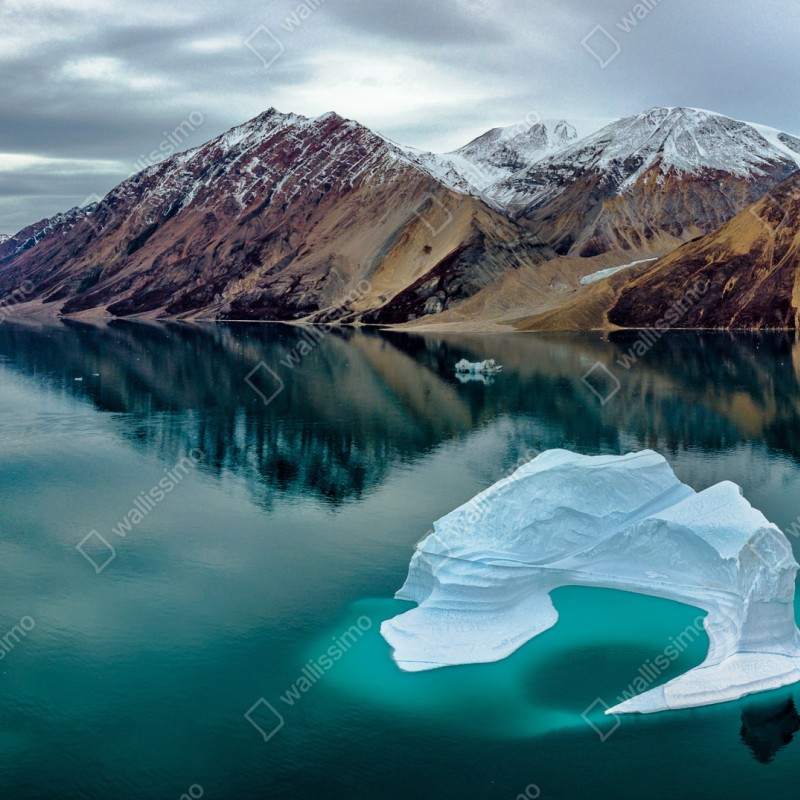Repositionierbarer Aufkleber eisberg und bergreflexionen in türkisfarbenem wasser – Wallnifity® Repositionierbarer Aufkleber eisberg und bergreflexionen in türkisfarbenem wasser – Wallnifity®