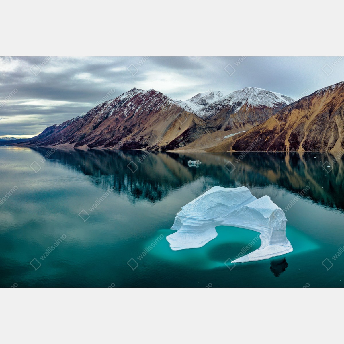 Repositionierbarer Aufkleber eisberg und bergreflexionen in türkisfarbenem wasser – Wallnifity® Repositionierbarer Aufkleber eisberg und bergreflexionen in türkisfarbenem wasser – Wallnifity®