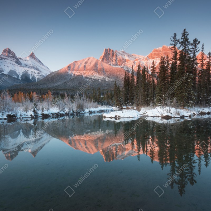 Repositionierbarer Aufkleber bergspiegelung im morgendlichen glühen – Wallnifity® Repositionierbarer Aufkleber bergspiegelung im morgendlichen glühen – Wallnifity®