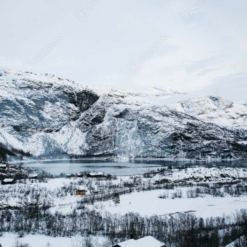 Repositionierbarer Aufkleber ruhige winterliche berglandschaft über zugefrorenem see – Wallnifity® Repositionierbarer Aufkleber ruhige winterliche berglandschaft über zugefrorenem see – Wallnifity®
