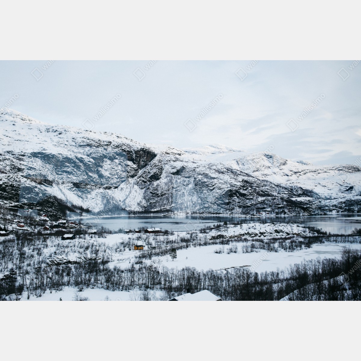 Repositionierbarer Aufkleber ruhige winterliche berglandschaft über zugefrorenem see – Wallnifity® Repositionierbarer Aufkleber ruhige winterliche berglandschaft über zugefrorenem see – Wallnifity®