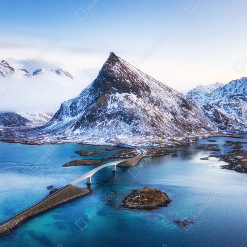 Repositionierbarer Aufkleber Lofoten brücke und berg aus der luft – Wallnifity® Repositionierbarer Aufkleber Lofoten brücke und berg aus der luft – Wallnifity®