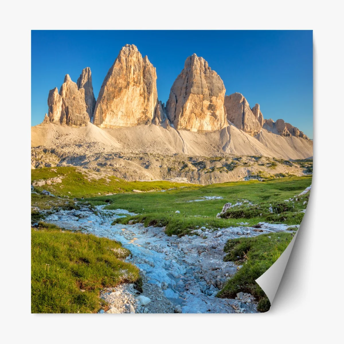Repositionierbarer Aufkleber Tre Cime di Lavaredo über der alpenwiese – Wallnifity® Repositionierbarer Aufkleber Tre Cime di Lavaredo über der alpenwiese – Wallnifity®