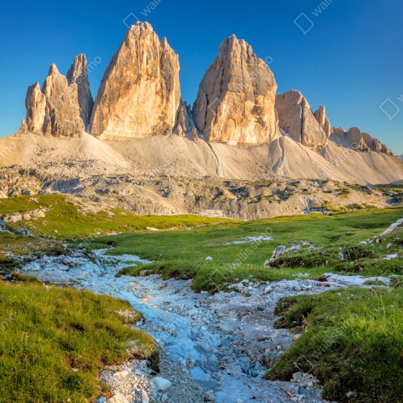 Repositionierbarer Aufkleber Tre Cime di Lavaredo über der alpenwiese – Wallnifity® Repositionierbarer Aufkleber Tre Cime di Lavaredo über der alpenwiese – Wallnifity®