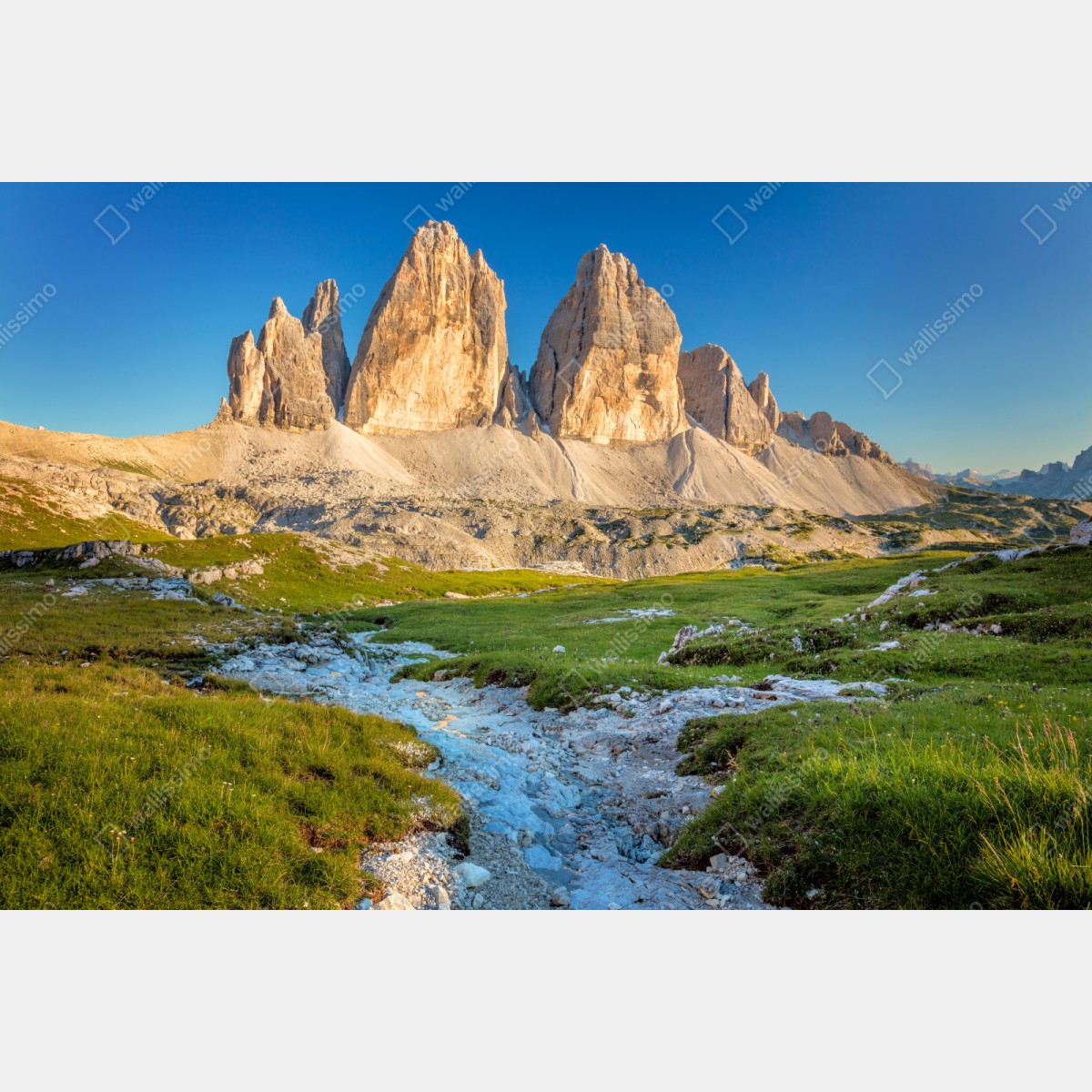 Repositionierbarer Aufkleber Tre Cime di Lavaredo über der alpenwiese – Wallnifity® Repositionierbarer Aufkleber Tre Cime di Lavaredo über der alpenwiese – Wallnifity®