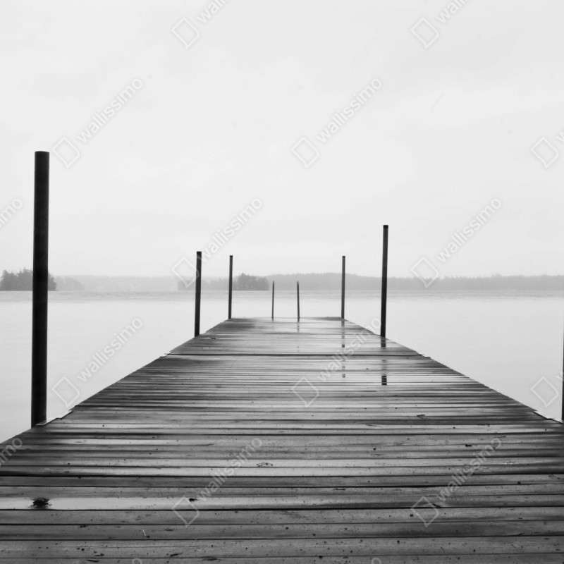 Repositionierbarer Aufkleber nebliger steg am see in monochrom – Wallnifity® Repositionierbarer Aufkleber nebliger steg am see in monochrom – Wallnifity®