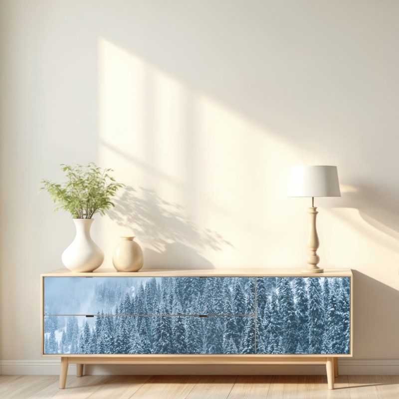 Repositionierbarer Aufkleber nebeliger schneebedeckter kiefernwald – Wallnifity® Repositionierbarer Aufkleber nebeliger schneebedeckter kiefernwald – Wallnifity®