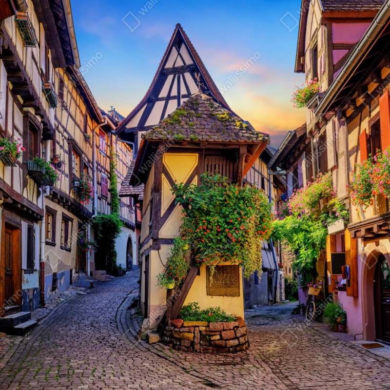 Repositionierbarer Aufkleber malerische fachwerkstraße in Eguisheim, Elsass – Wallnifity® Repositionierbarer Aufkleber malerische fachwerkstraße in Eguisheim, Elsass – Wallnifity®