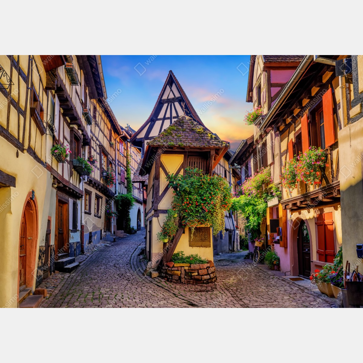 Repositionierbarer Aufkleber malerische fachwerkstraße in Eguisheim, Elsass – Wallnifity® Repositionierbarer Aufkleber malerische fachwerkstraße in Eguisheim, Elsass – Wallnifity®