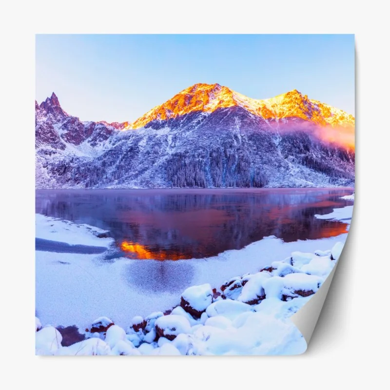 Repositionierbarer Aufkleber sonnenbeschienene berge über gefrorenem alpensee – Wallnifity® Repositionierbarer Aufkleber sonnenbeschienene berge über gefrorenem alpensee – Wallnifity®