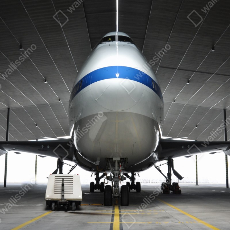 Repositionierbarer Aufkleber frachter im hangar - frontansicht des jets – Wallnifity® Repositionierbarer Aufkleber frachter im hangar - frontansicht des jets – Wallnifity®