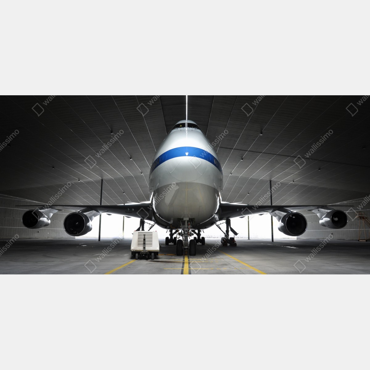 Repositionierbarer Aufkleber frachter im hangar - frontansicht des jets – Wallnifity® Repositionierbarer Aufkleber frachter im hangar - frontansicht des jets – Wallnifity®