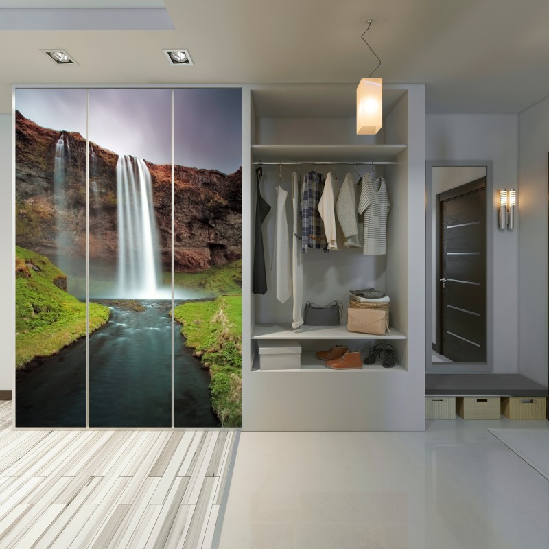 Schrankaufkleber nebeliger wasserfall im üppigen tal – Wallnifity® Schrankaufkleber nebeliger wasserfall im üppigen tal – Wallnifity®