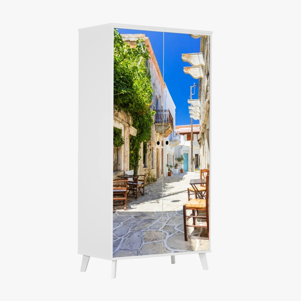 Schrankaufkleber sonnenbeschienene mediterrane gasse mit caféstühlen – Wallnifity® Schrankaufkleber sonnenbeschienene mediterrane gasse mit caféstühlen – Wallnifity®