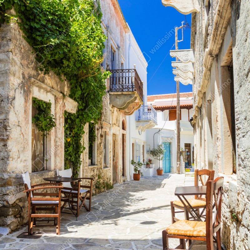 Schrankaufkleber sonnenbeschienene mediterrane gasse mit caféstühlen – Wallnifity® Schrankaufkleber sonnenbeschienene mediterrane gasse mit caféstühlen – Wallnifity®