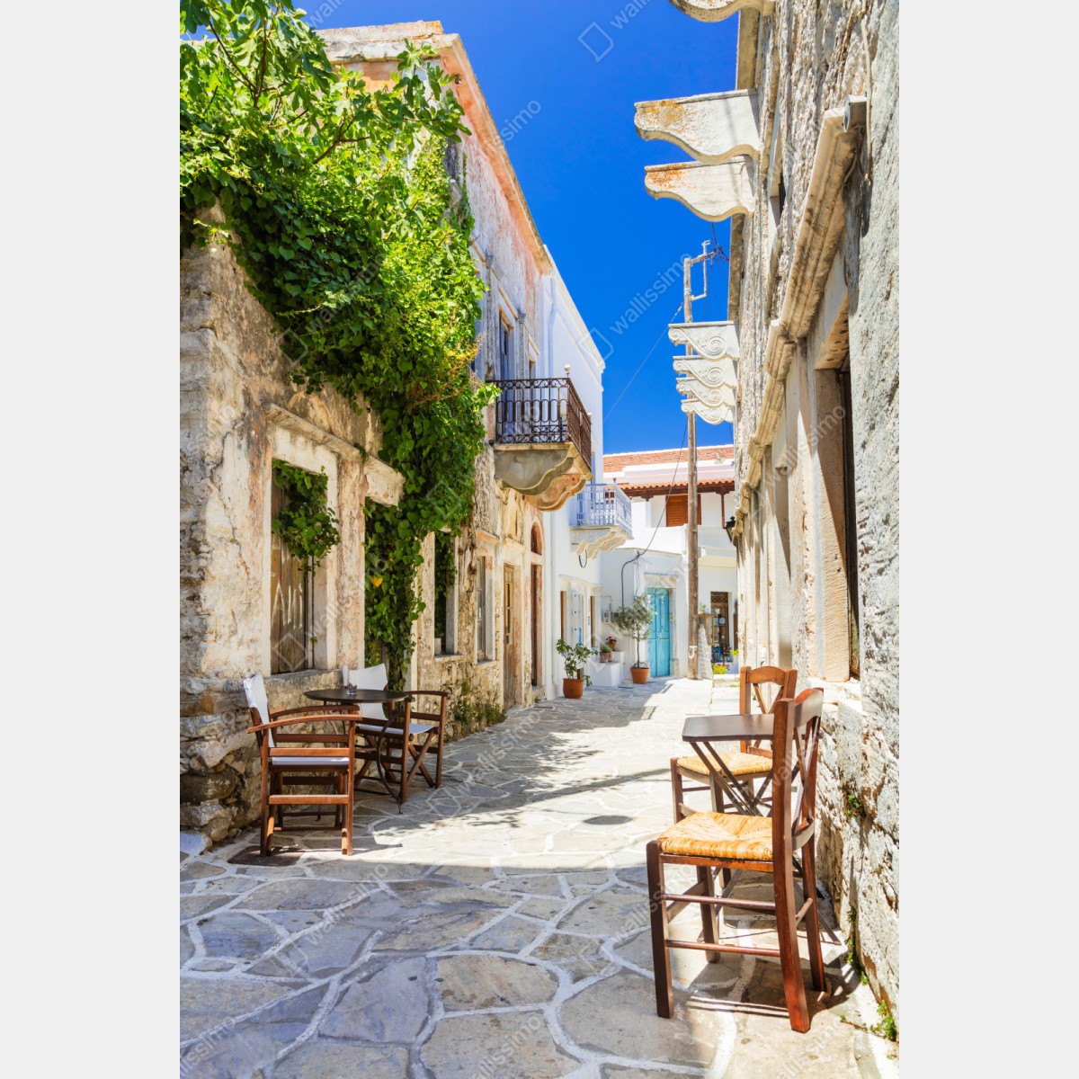 Schrankaufkleber sonnenbeschienene mediterrane gasse mit caféstühlen – Wallnifity® Schrankaufkleber sonnenbeschienene mediterrane gasse mit caféstühlen – Wallnifity®
