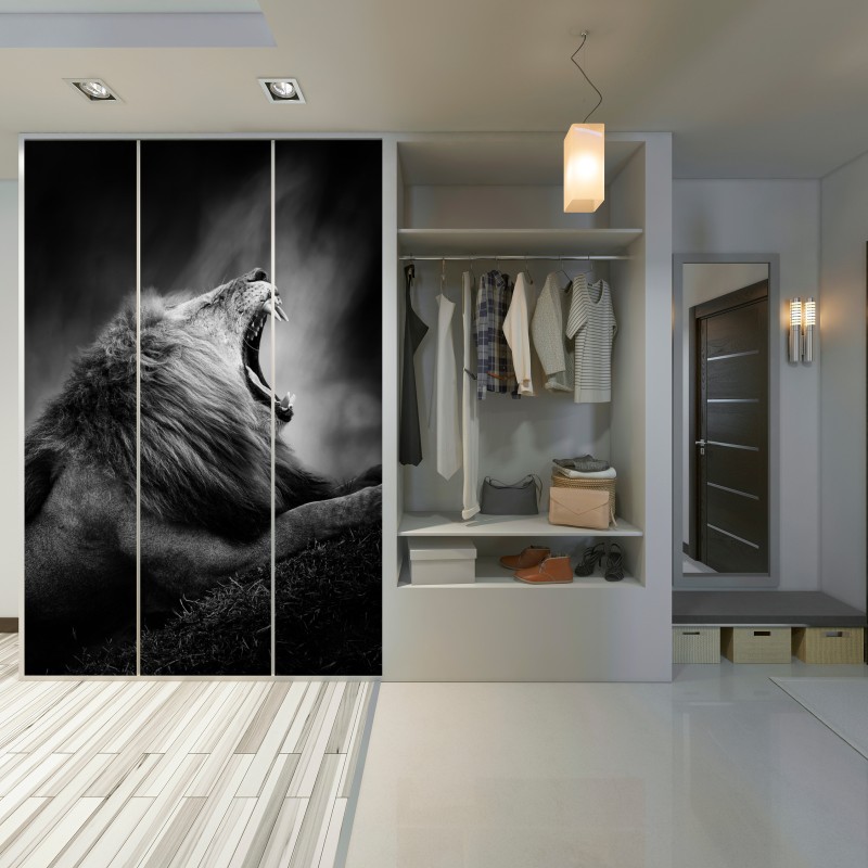 Schrankaufkleber majestätischer brüllender löwe in monochrom – Wallnifity® Schrankaufkleber majestätischer brüllender löwe in monochrom – Wallnifity®