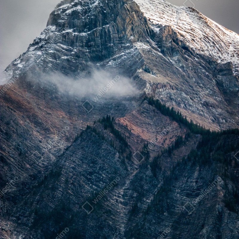 Schrankaufkleber dramatischer alpiner gipfel im nebel – Wallnifity® Schrankaufkleber dramatischer alpiner gipfel im nebel – Wallnifity®
