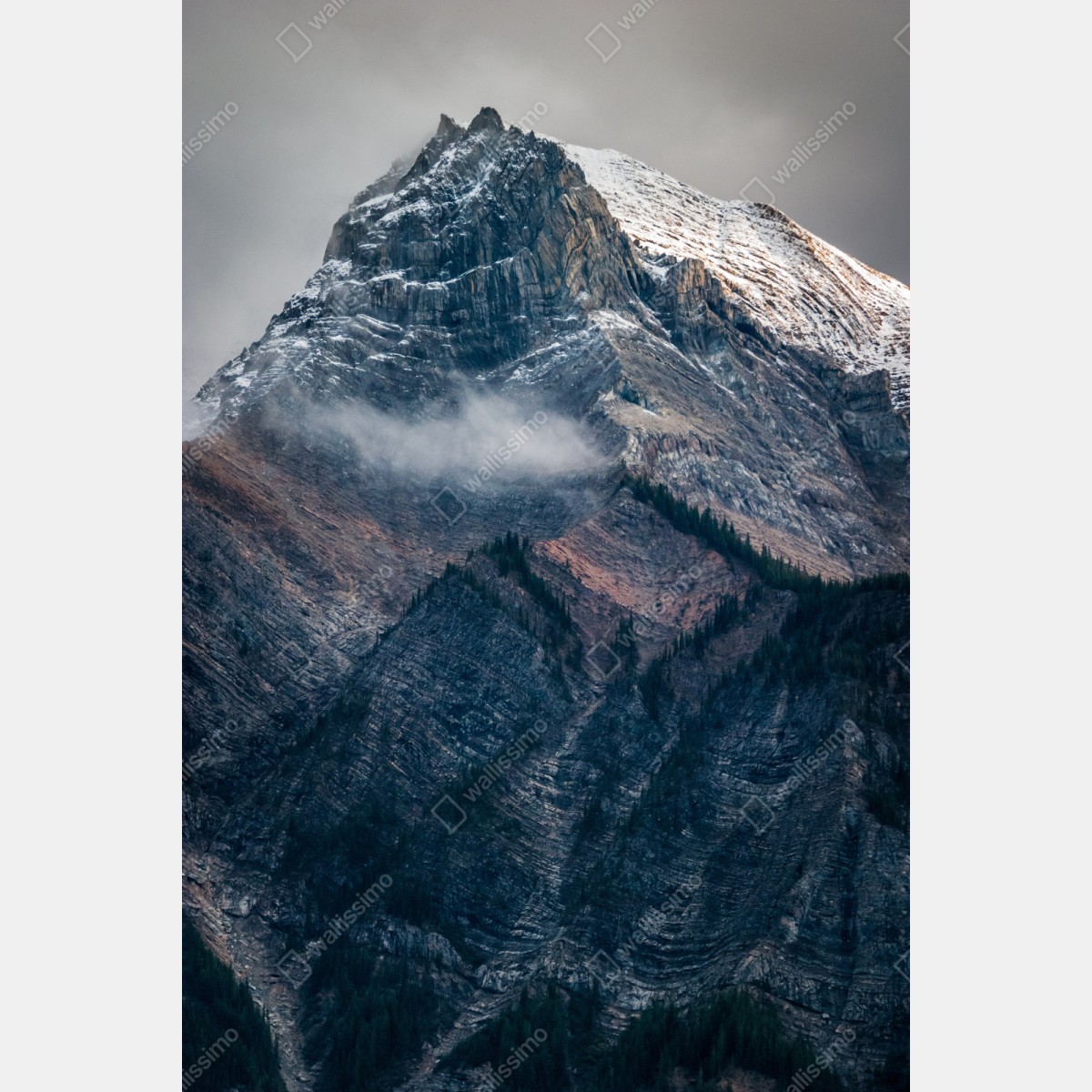 Schrankaufkleber dramatischer alpiner gipfel im nebel – Wallnifity® Schrankaufkleber dramatischer alpiner gipfel im nebel – Wallnifity®