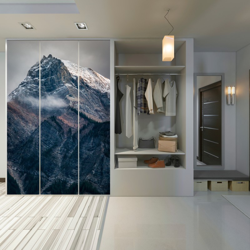 Schrankaufkleber dramatischer alpiner gipfel im nebel – Wallnifity® Schrankaufkleber dramatischer alpiner gipfel im nebel – Wallnifity®