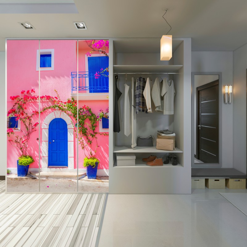 Schrankaufkleber leuchtende rosa fassade mit blauer tür – Wallnifity® Schrankaufkleber leuchtende rosa fassade mit blauer tür – Wallnifity®