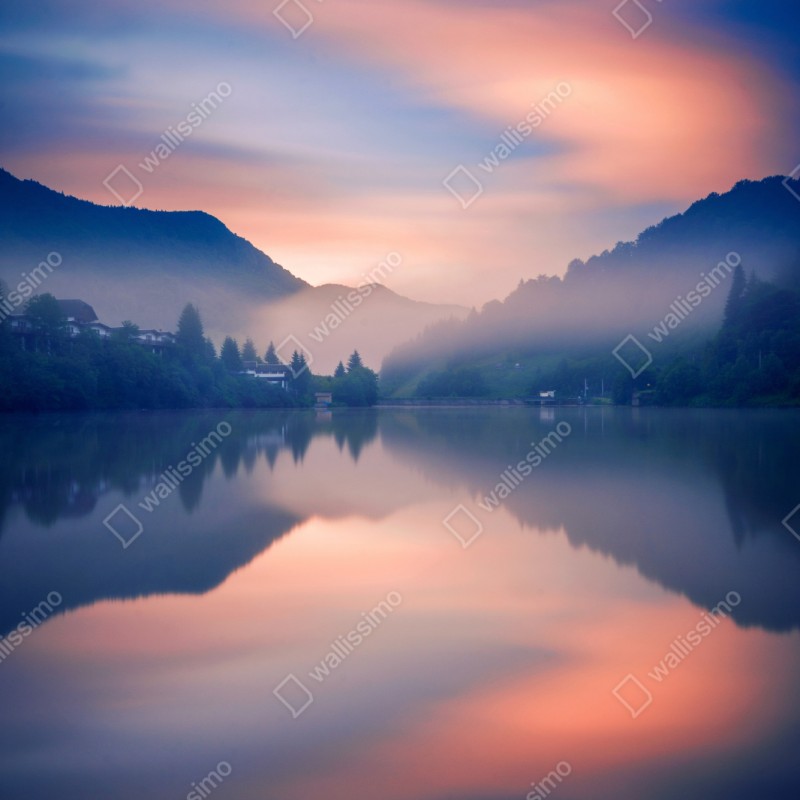 Schrankaufkleber nebeliger bergsee bei dämmerung – Wallnifity® Schrankaufkleber nebeliger bergsee bei dämmerung – Wallnifity®