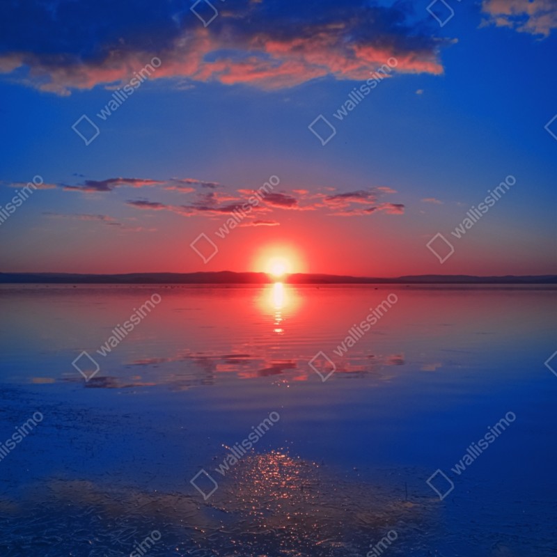 Schrankaufkleber sonnenuntergang über ruhigem meer mit lebendiger spiegelung – Wallnifity®