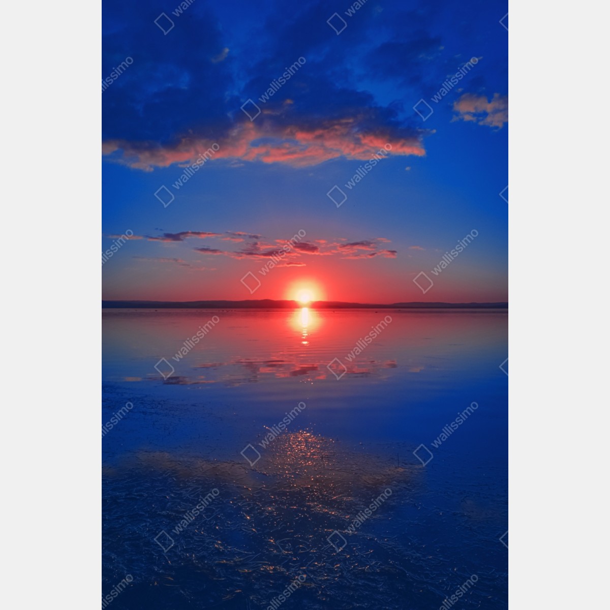 Schrankaufkleber sonnenuntergang über ruhigem meer mit lebendiger spiegelung – Wallnifity®