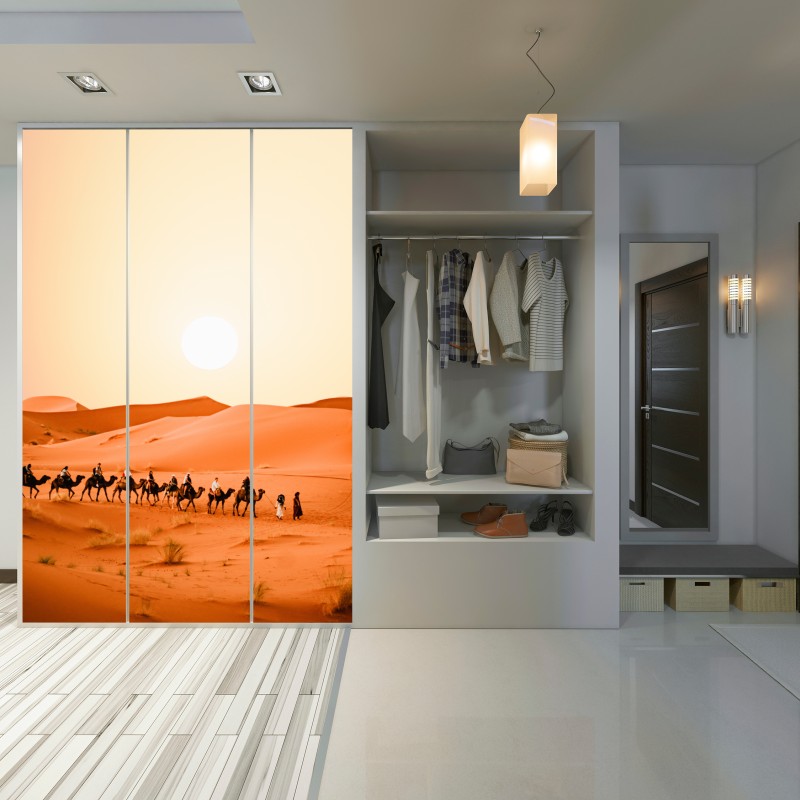 Schrankaufkleber karawane von kamelen in der wüste bei sonnenuntergang – Wallnifity® Schrankaufkleber karawane von kamelen in der wüste bei sonnenuntergang – Wallnifity®