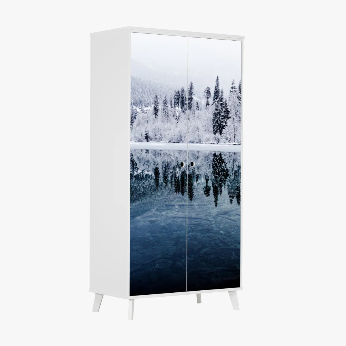 Schrankaufkleber winterlicher see mit spiegelung im verschneiten wald – Wallnifity®