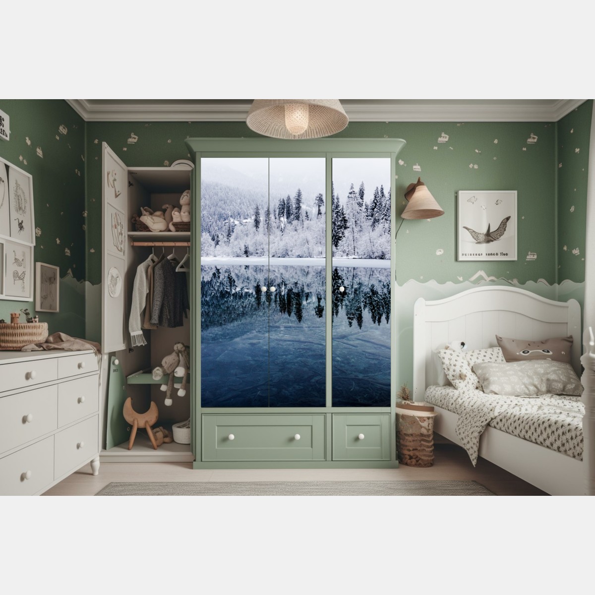 Schrankaufkleber winterlicher see mit spiegelung im verschneiten wald – Wallnifity®