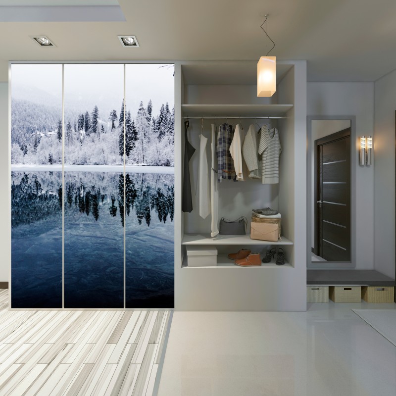 Schrankaufkleber winterlicher see mit spiegelung im verschneiten wald – Wallnifity®