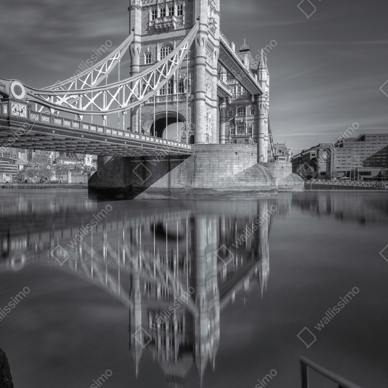 Schrankaufkleber Tower Bridge reflektiert in schwarzweiß – Wallnifity® Schrankaufkleber Tower Bridge reflektiert in schwarzweiß – Wallnifity®