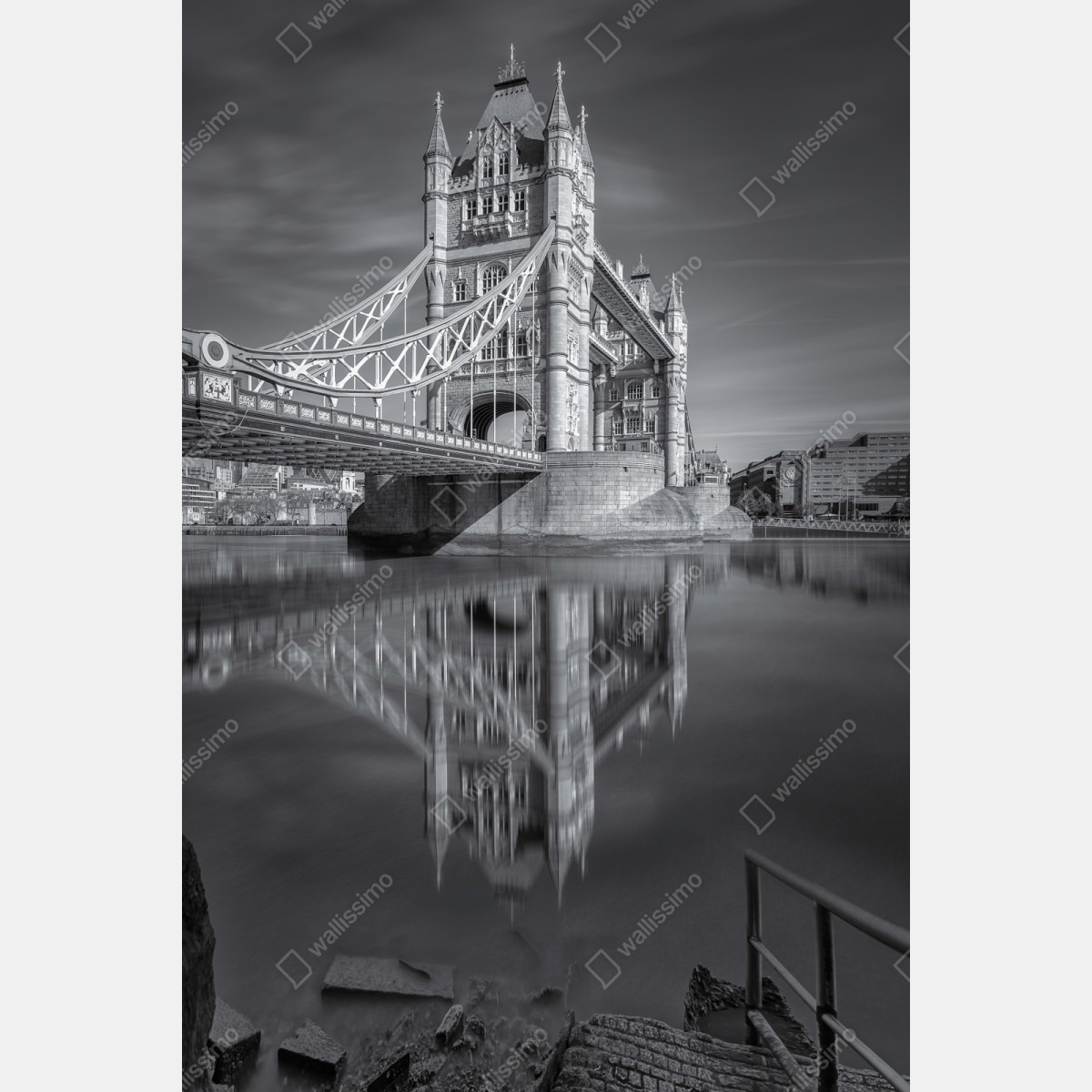 Schrankaufkleber Tower Bridge reflektiert in schwarzweiß – Wallnifity® Schrankaufkleber Tower Bridge reflektiert in schwarzweiß – Wallnifity®