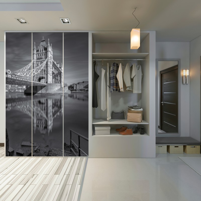 Schrankaufkleber Tower Bridge reflektiert in schwarzweiß – Wallnifity® Schrankaufkleber Tower Bridge reflektiert in schwarzweiß – Wallnifity®
