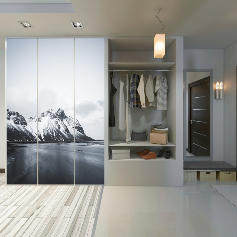 Schrankaufkleber ruhige schneebedeckte berglandschaft am meer – Wallnifity®