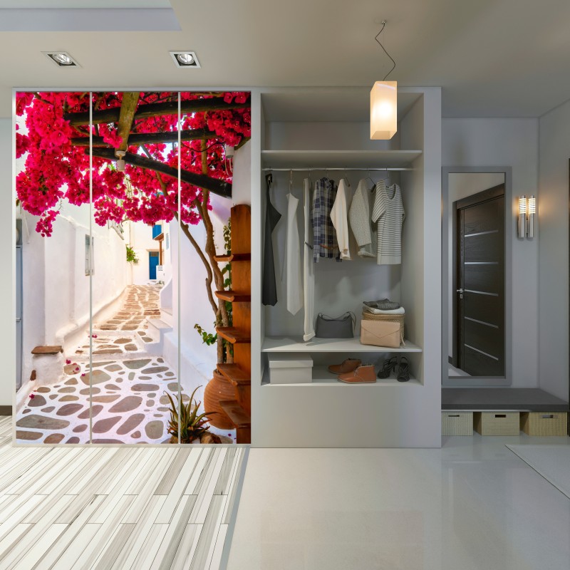 Schrankaufkleber sonnige gasse in Griechenland mit bougainvillea – Wallnifity® Schrankaufkleber sonnige gasse in Griechenland mit bougainvillea – Wallnifity®